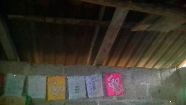 Cajalan: Sus cuatro alumnos tienen que tomar clases en aulas con el piso de tierra y sin servicios sanitarios.