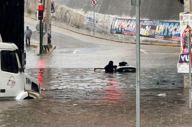 Conductor atrapado bajo el puente de FINSA