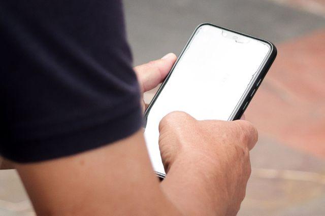 persona con celular en la mano
