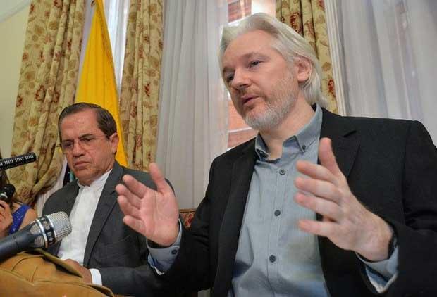 El canciller de Ecuador, Ricardo Patiño, y el fundador de 'Wikileaks', Julian Assange, en la embajada ecuatoriana en Londres, en imagen de archivo. Foto Ap