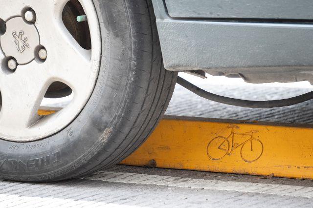 ciclovía y un automovil invade