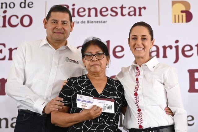 Claudia Sheinbaum y Alejandro Armenta en la entrega de tarjetas de Bienestar en Chinantla