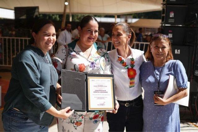 Claudia Sheinbaum entrega escrituras de vivienda en Nayarit