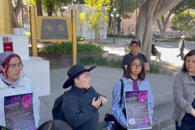 Mujeres en conferencia de prensa 