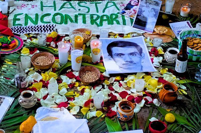 Ofrenda dedicada a Tomás Pérez Francisco, activista desparecido en 1990