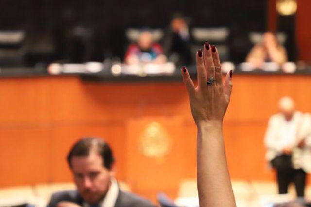 Mano alzada de una integrante del Congreso de la Unión