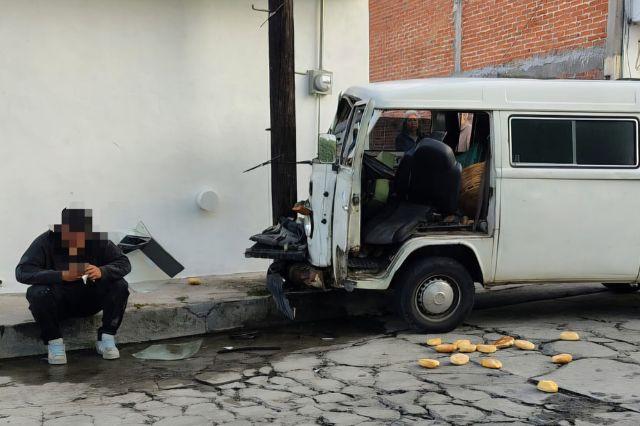 Conductor se queda dormido y choca contra un poste en Atlixco