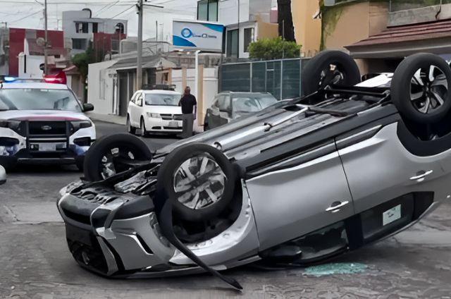 Auto volcado en 33 Norte y Diagonal 10 Poniente
