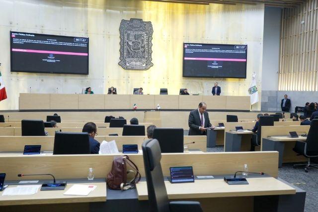 Aspecto de una sesión del Congreso del Estado, con una que otra curul vacía