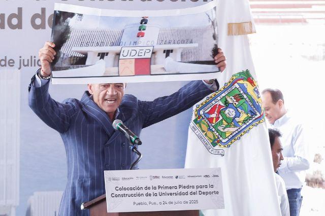 El Chelís con imagen de un edificio entre sus manos  