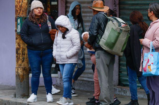 Personas bien abrigadas por bajas temperaturas