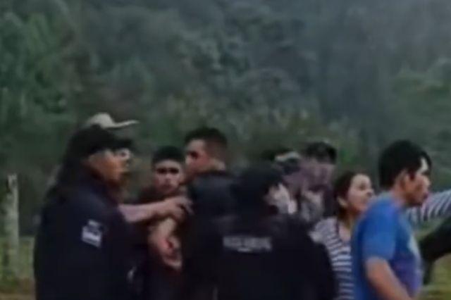 Forcejeo en Ahuacatlán