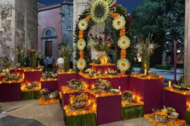 Ofrenda de Día de Muertos en Palacio Nacional honra a mujeres indígenas