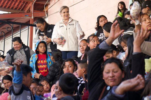 Diputada María de los Ángeles Ballesteros entrega bolsas de dulces