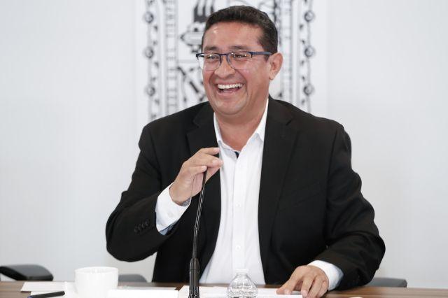 Diputado Pavel Gaspar sonriente