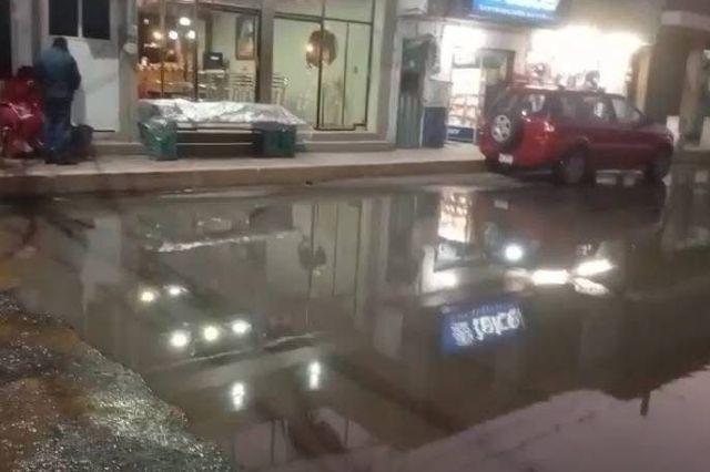 Colapsa drenaje en Los Reyes de Juárez