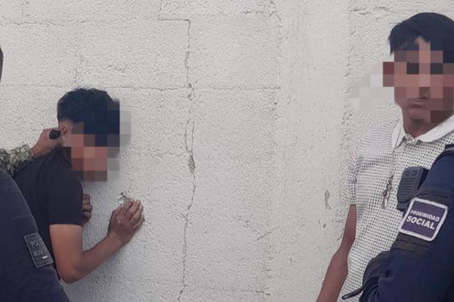 Detienen a dos hombres 