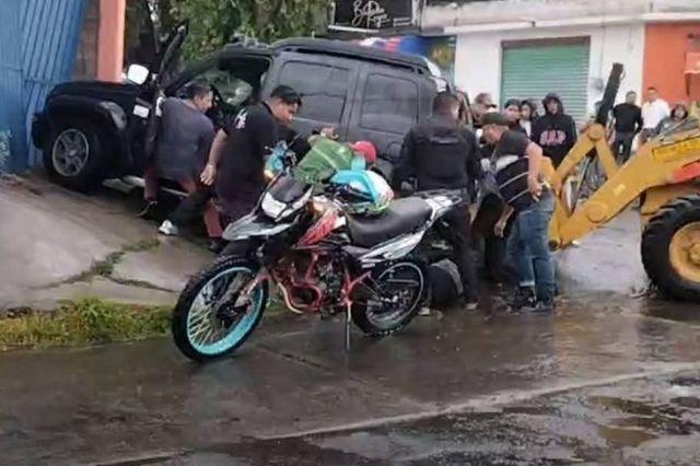 Una camioneta atropelló a un motociclista 
