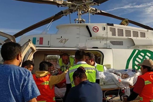 Trasladan en helicóptero 