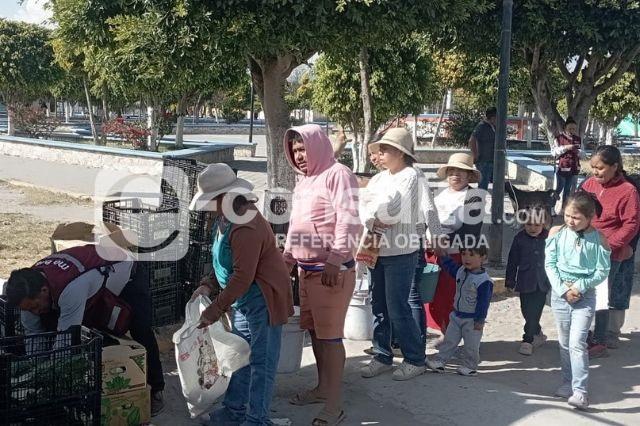 En Acatzingo, pobladores se afilian a Morena a cambio de frutas y verduras