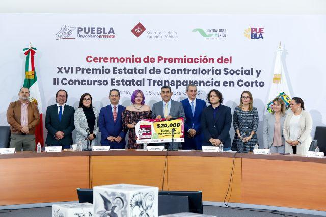Al centro, el gobernador Sergio Salomón Céspedes