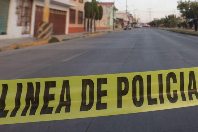 Cinta de policía con calle al fondo