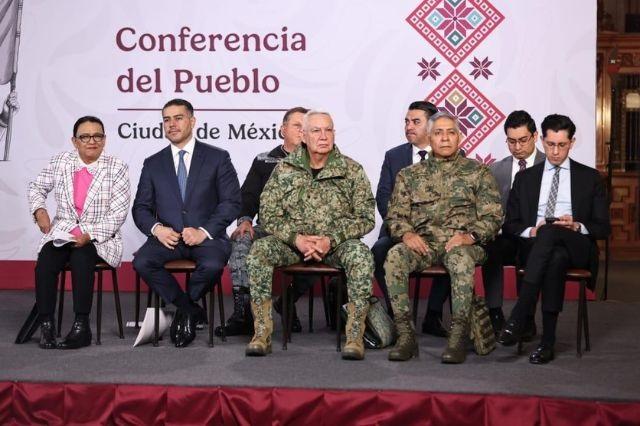 En la mañanera del pueblo, al centro, el secretario de Defensa, Ricardo Trevilla Trejo