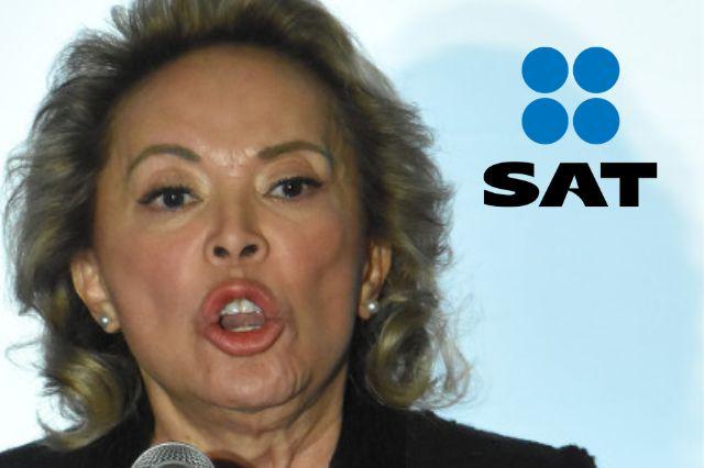 Elba Esther Gordillo con logo del SAT al frente 