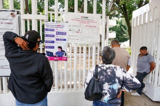 Personas a la entrada de una casilla en Puebla