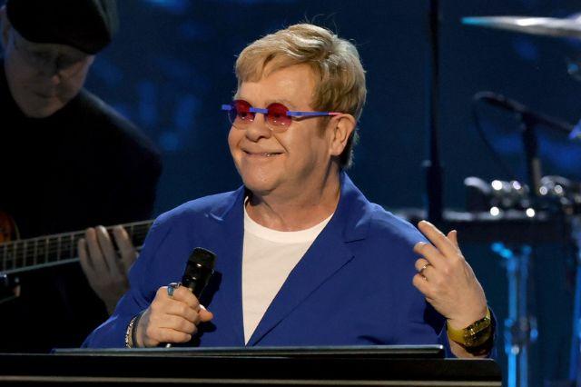 Elton John habla sobre su pérdida de visión y confía en avances médicos