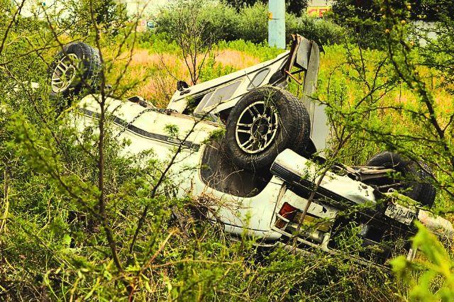 Camioneta volcada en accidente: Ilustrativa