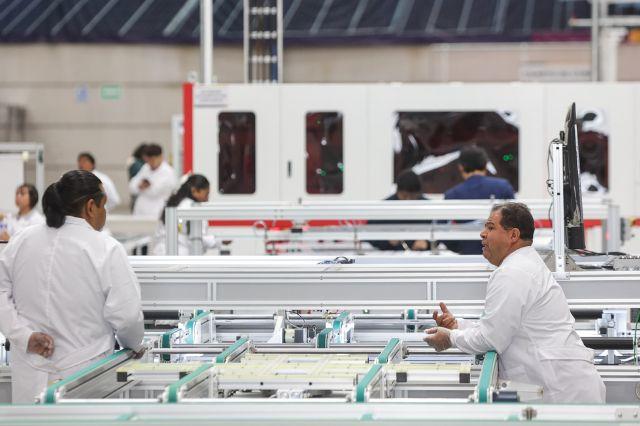 Empleados en una fábrica en Puebla 
