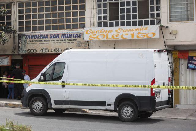 Camioneta de Semefo estacionada en la calle 