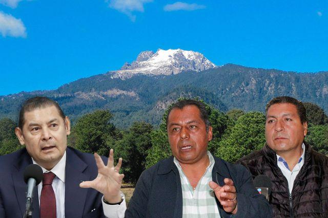 Alejandro Armenta con La Malinche y vecinos de La Resurrección 