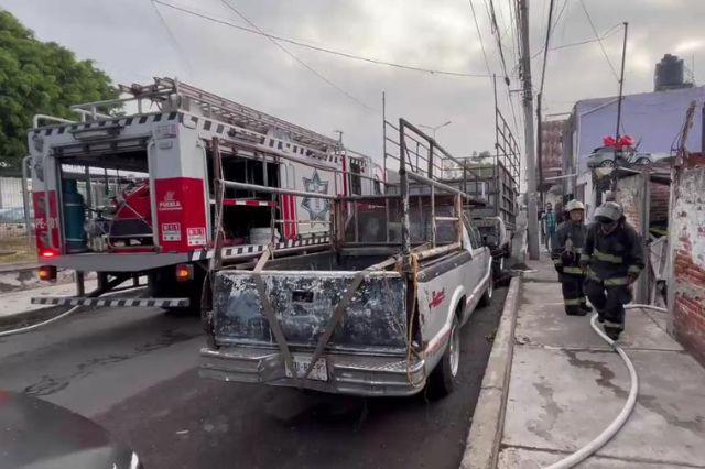 Bomberos atendiendo incendio de vehículo 