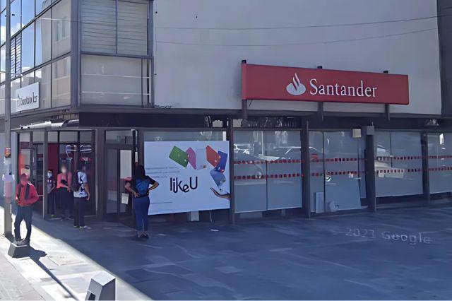 Fachada de la sucursal del Santander, sobre Avenida Juárez