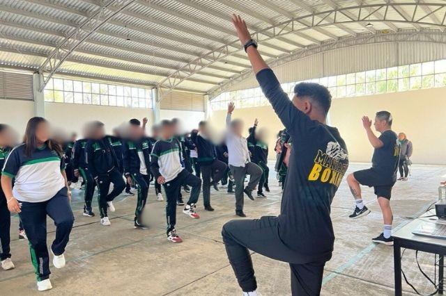 En la gráfica, docentes dan clase a estudiantes del Conalep (Foto ilustrativa)