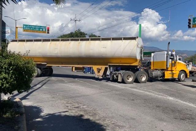 Estudiantes del Tec Tehuacán bloquean accesos tras falta de diálogo