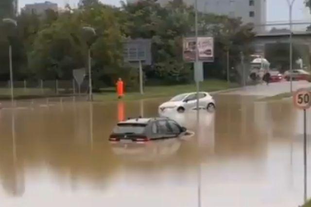 Dos camionetas en medio de una inundación en Emilia-Romaña, en el norte de Italia