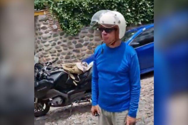 Hombre con casco y una motocicleta 