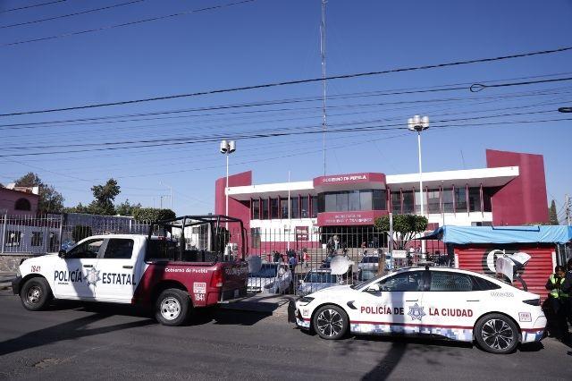 En la gráfica, fachada de la SMT y al frente una patrulla de la Policía Municipal y una de la Policía Estatal