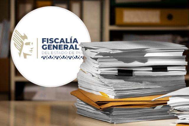 Carpetas en escritorio con logo de la FGE