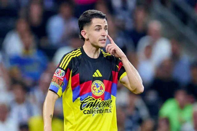 Fidalgo canta el Himno Nacional y enciende debate rumbo al Tricolor