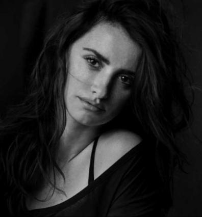 La española, cumbre de la belleza ibérica, Penélope Cruz ocupa con su atractiva sonrisa lugar de honor en el calendario