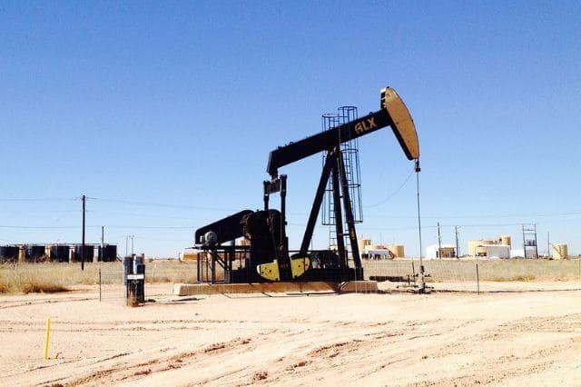 Pozo de extracción de gas no convencional con técnica fracking: ilustrativa