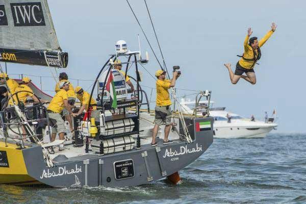 “Salto libre desde el mástil”, una de las ultimas diversiones y de competencia en actividades “in port”