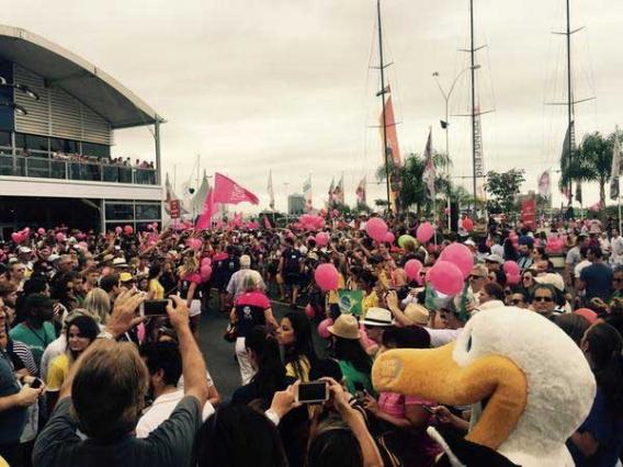 Multitudinaria y con globos color magenta; así fue la despedida del equipo SCA al salir del puerto brasileño de Itajai