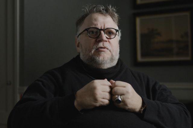 Guillermo Del Toro honra la muerte de su hermano al recibir premio por Frankenstein