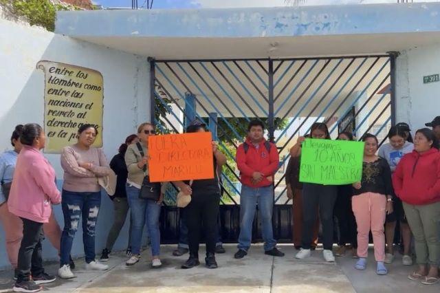 Señalan a docente 