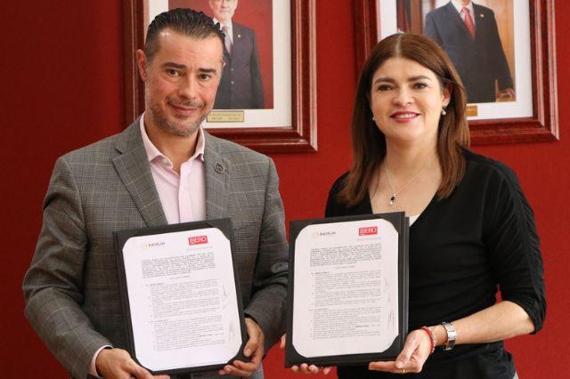 Mario Patrón Sánchez, rector de la Ibero Puebla y Beatriz Sánchez Galindo, presidenta municipal de Zacatlán